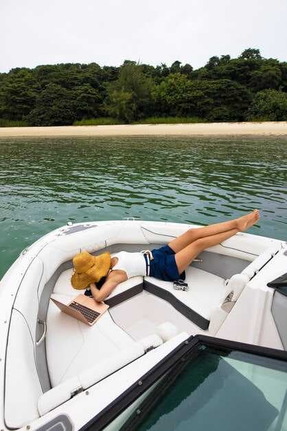 Deck Boat vs Bowrider - Which Runabout Is Best?