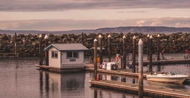 US Waterfront Home Rentals - Houseboats & Floating Homes