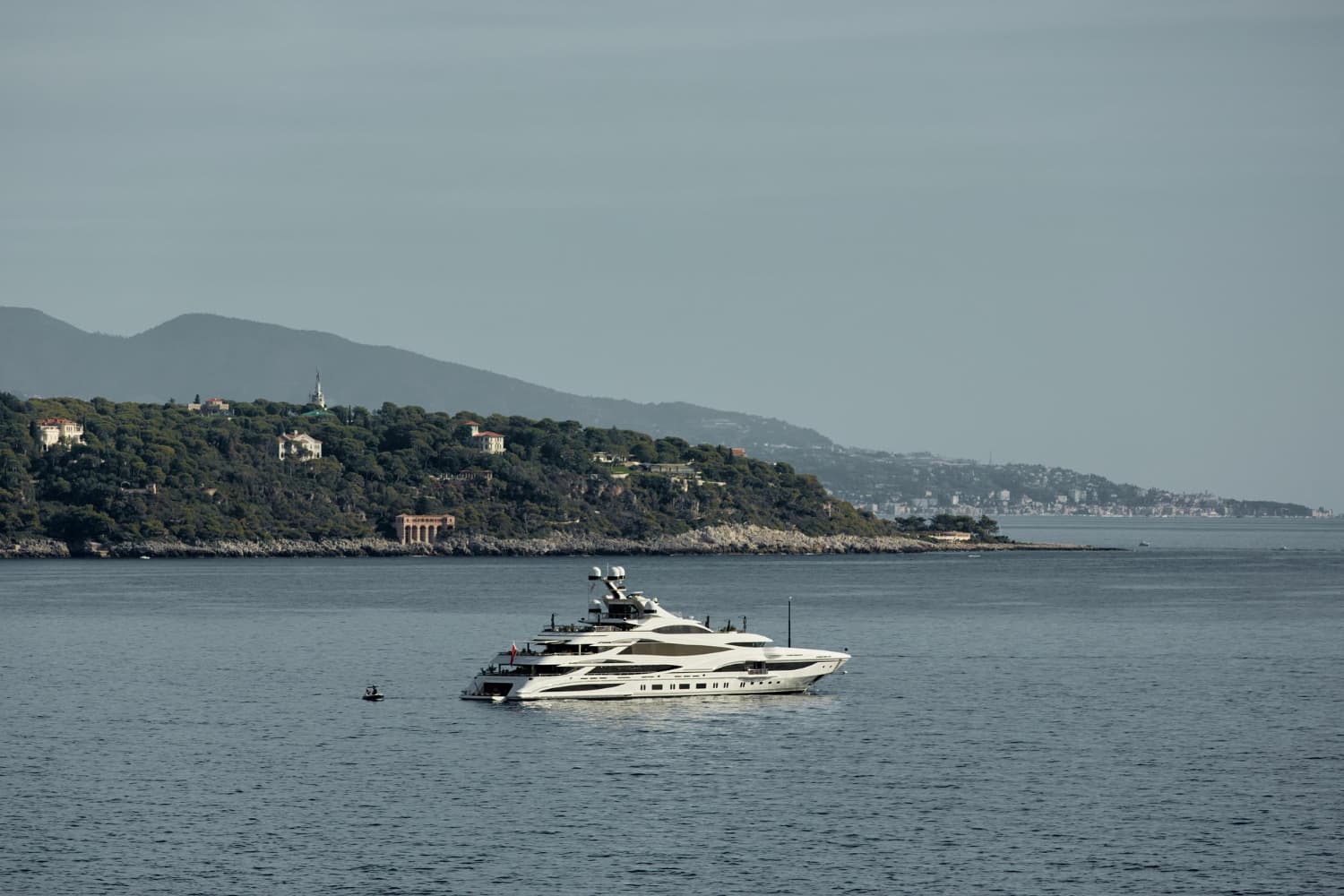 Erleben Sie den Luxus von Saint-Tropez und dem Mittelmeer mit der Superyacht Aurelia