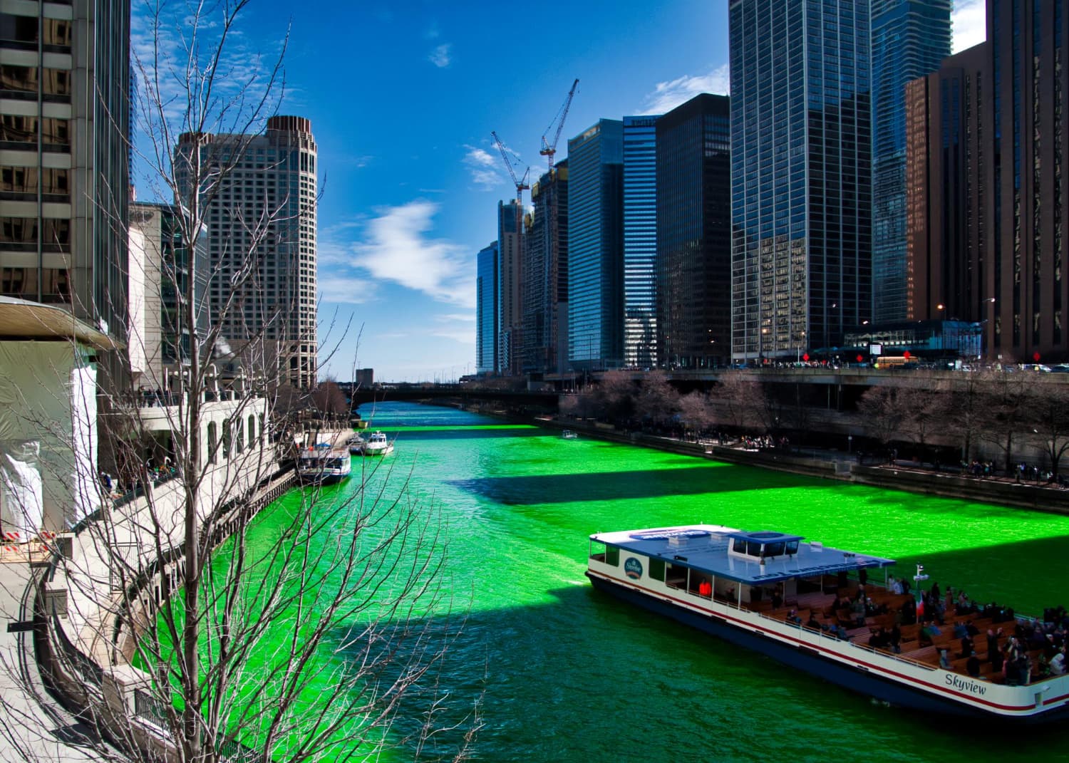 Mit dem Boot durch Chicagos Green River: St. Patrick's Day Traditionen