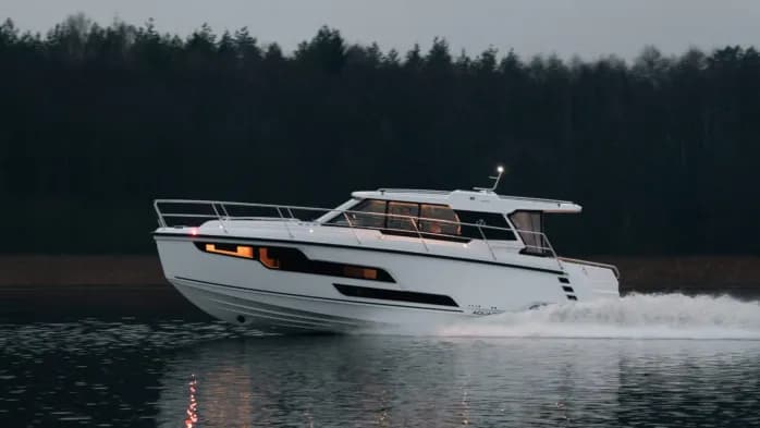 Unveiling the Aquador 400HT: The Ultimate Sports Cruiser