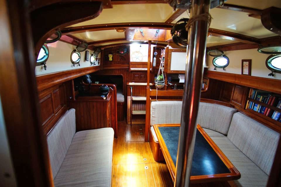 The Differences Between Deck-Stepped and Keel-Stepped Masts