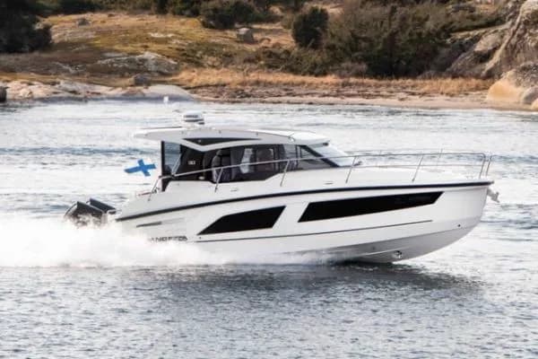 Откройте для себя каютный круизер Grandezza 30 с подвесным мотором