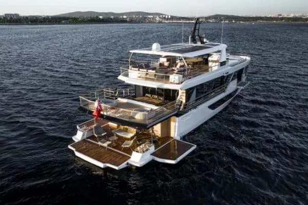 Откройте для себя инновации гибридной суперяхты Numarine 30XP