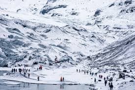 Heavy Snowfall Suspends Mount Everest Trekking in Nepal and Tibet