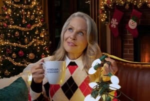 Wyndham Rewards and Beverly D’Angelo Deliver Holiday Upgrades for Travelers