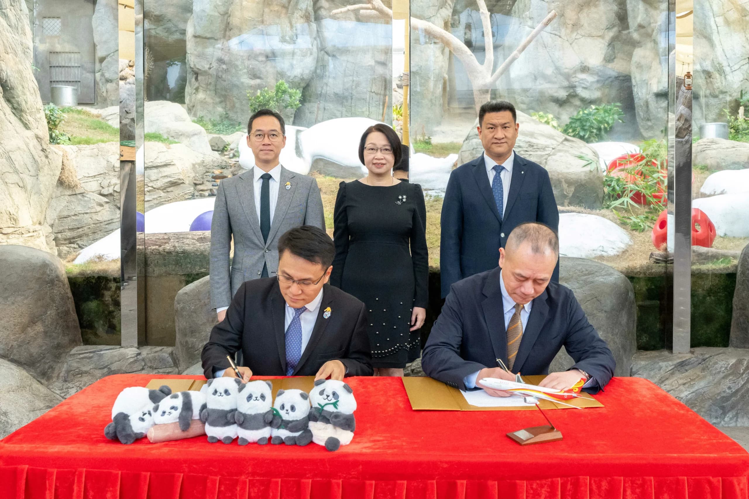 Hong Kong Airlines and Ocean Park Introduce Panda-Theme A320 Jet