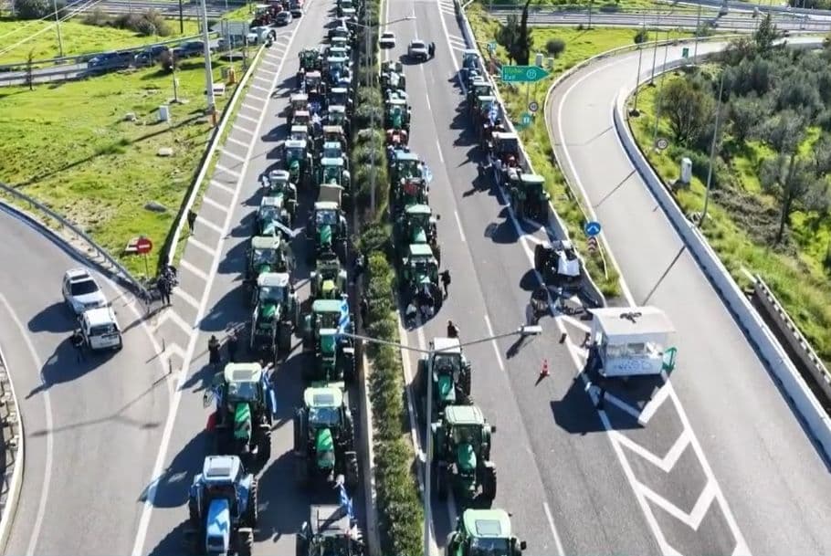 Ongoing Greek Farmers' Road Blockades Cause Holiday Travel Disruptions