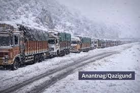 Heavy snow traps tourists as NH-44 stays shut