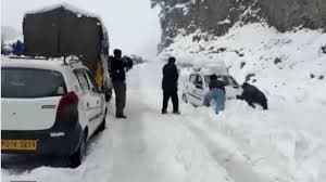 Heavy Snow Strands Tourists in Manali