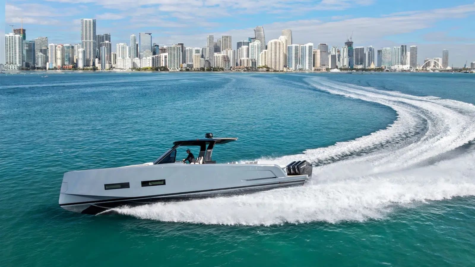 Pardo 43R: Outboard Walkaround Debuts in Miami