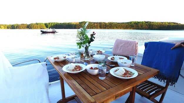 3 Tips for a Perfect Boat Brunch - Practical, Stylish, and Safe on the Water