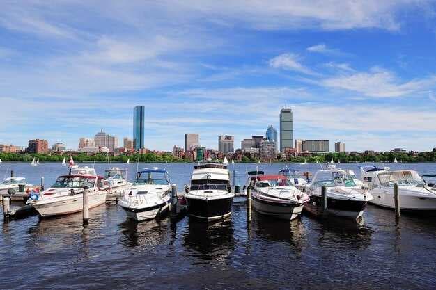 Best Houseboat Rentals in the United States – Top Picks