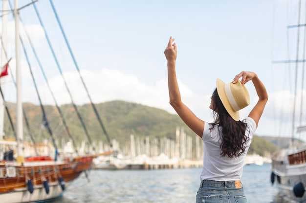 Best Time to Sail the Bahamas - Weather, Seasons & Sailing Tips