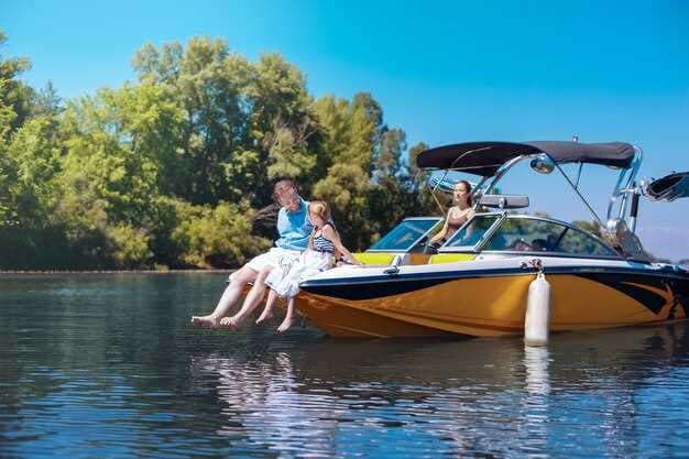 Family-Friendly Boat Rentals at Quatre Lacs, Brownsburg-Chatham - Safe Pontoon Hiring & Marina Camping in QC