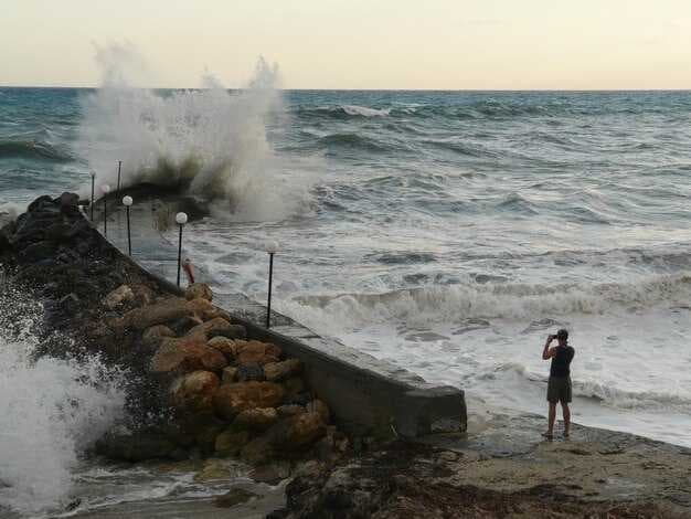 Tides and Currents - A Beginner's Guide to Ocean Movements