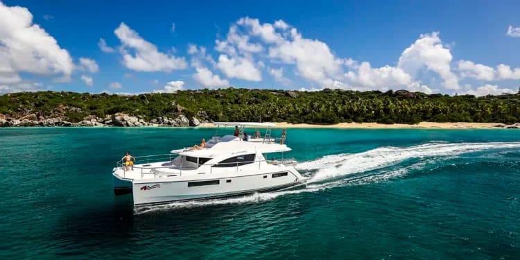 Sailing Between Islands: An Unforgettable Charter