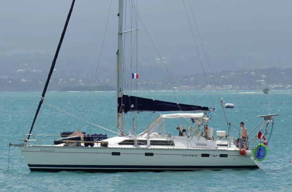 Hunter Passage 42 — Specs, Performance & Cruising