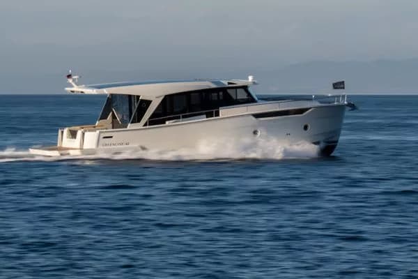 Greenline 42 unveils hybrid propulsion and modular cockpit