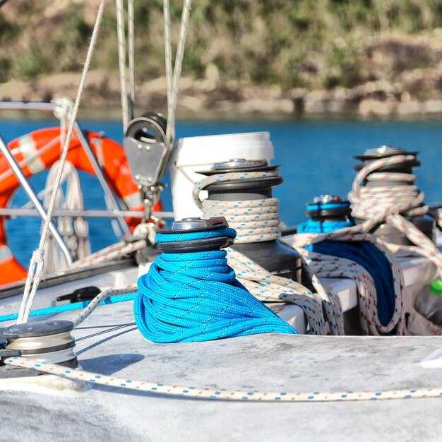 Güvenli yakıt ikmali: damlama tepsileri, doğru tank prosedürleri ve muhafaza ile dökülmeleri önleyin