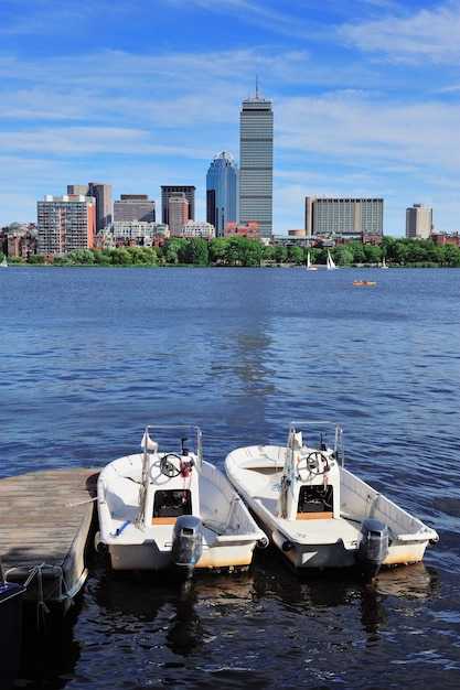 Plan city trips by season: weather, daylight, and crowd tips