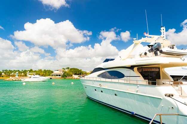 Понимание чартерных контрактов: что включено, депозиты, топливо и условия отмены