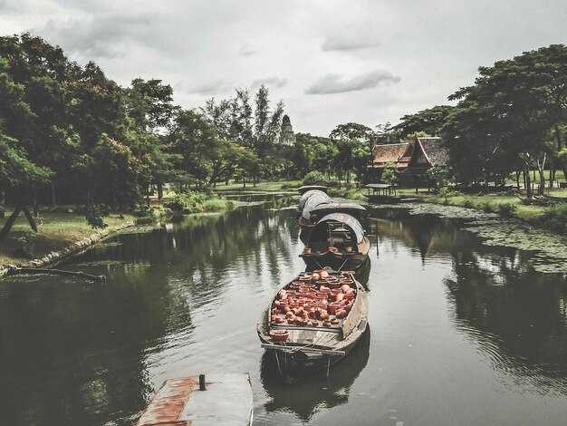 Respectful etiquette when visiting temples from the water