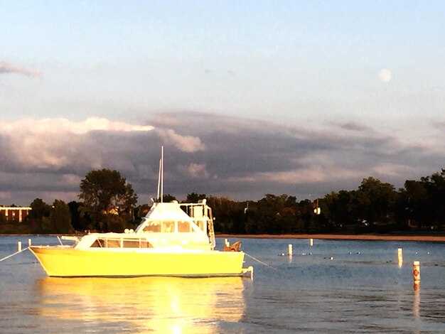 Captain-Led Charters vs Bareboat Options in Destin