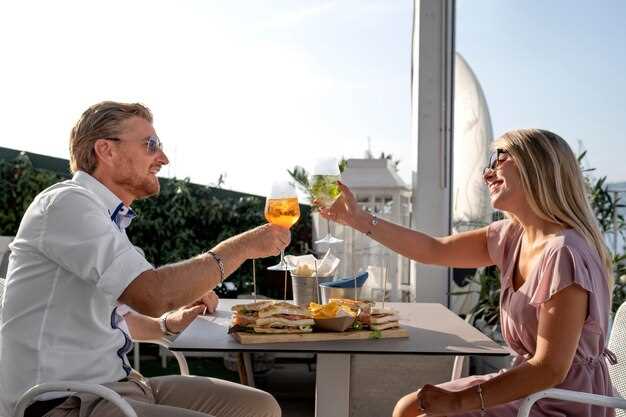 Terras en zitplaatsen met uitzicht op het water bij restaurants aan Lake Austin