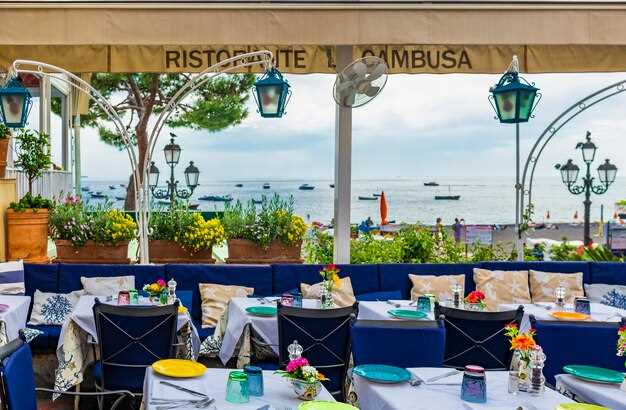 What to expect at each venue: view, vibe, and outdoor seating options