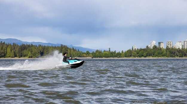 What Types of Boats are Available on Lake LBJ?