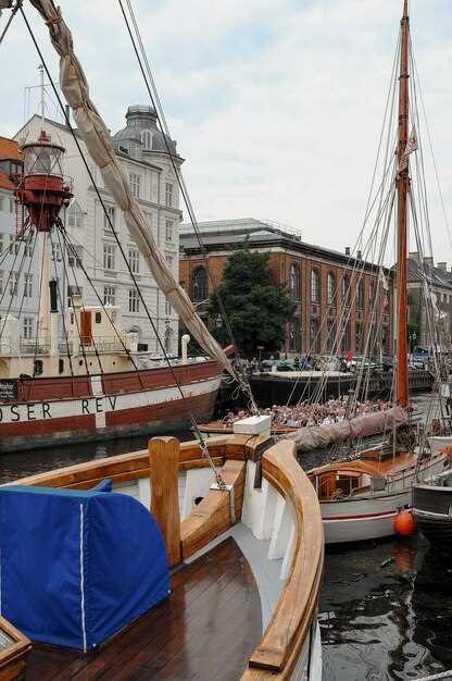 Explore Vintage Private Boat Trips on the River Thames in Windsor