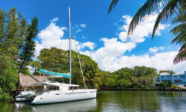 Identify ideal cruising routes and launch locations in Key West