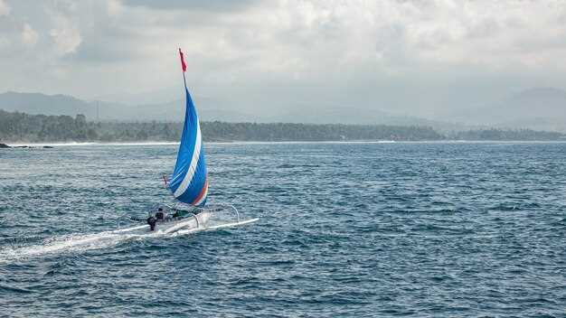 How to Sail Against the Wind – Upwind Sailing and Tacking