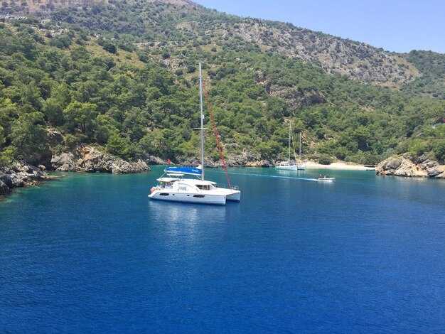 Deck and cabin layout optimizations for quick, safe sailing