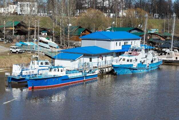 What’s Included on a Guided Harbor Charter (Equipment, Licenses, and Onboard Amenities)