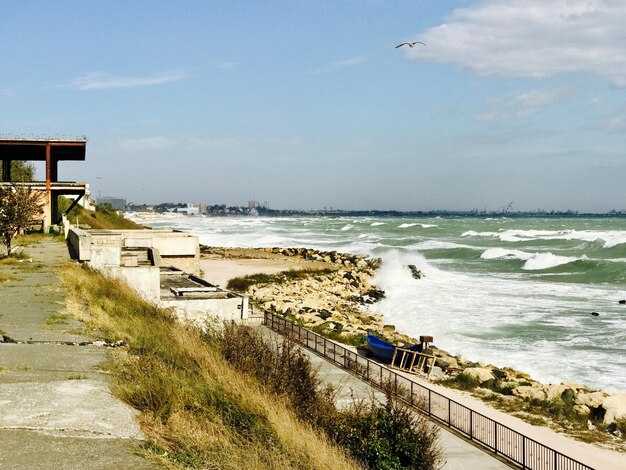 Family-Friendly Shoreline Trails and Picnic Spots