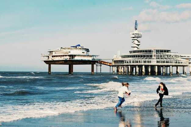 Farm-to-bar finale logistics: coordinating farm visit, chocolate production demo, and tasting sequences