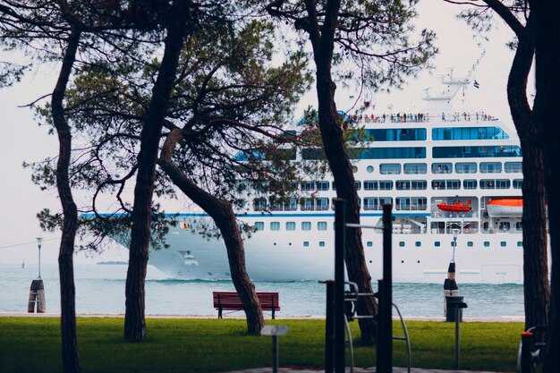 Best season and weather tips for NC river cruises