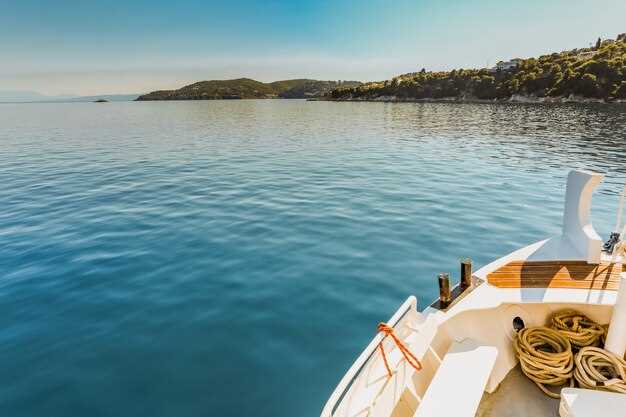 Seasonal wind patterns and optimal anchoring windows along the coast