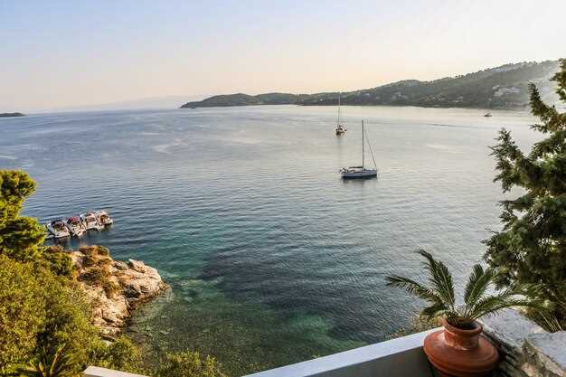 Onshore facilities, provisioning, and shore excursions from Vis anchorages