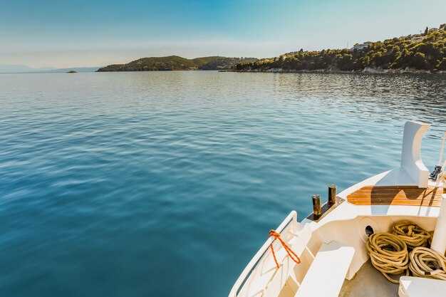 Skippered vs bareboat: what you need to know for Mikonos waters