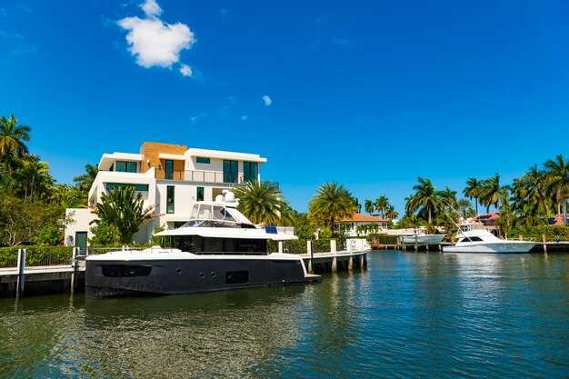 The Best Houseboat Rentals in Miami | Top Miami Houseboats