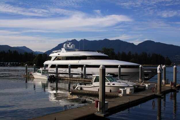 The Best Yacht Rentals in Clear Lake Shores – Top Picks & Booking Tips
