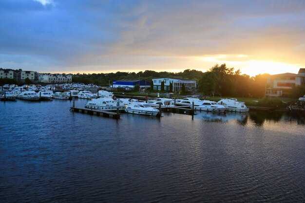 Northwest Florida – Apalachicola & Pensacola Floating Homes: marina options, tidal considerations, and docking rules