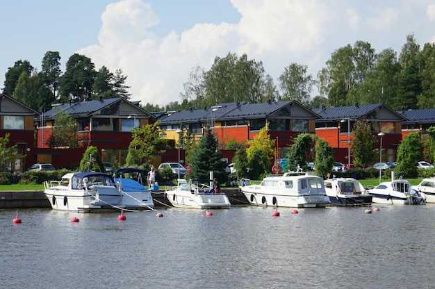 Pricing, availability, and booking tactics for houseboats