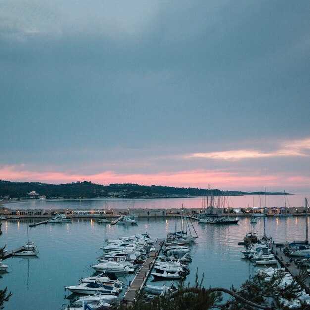 Top 14 Stunning US Houseboats to Rent on Airbnb