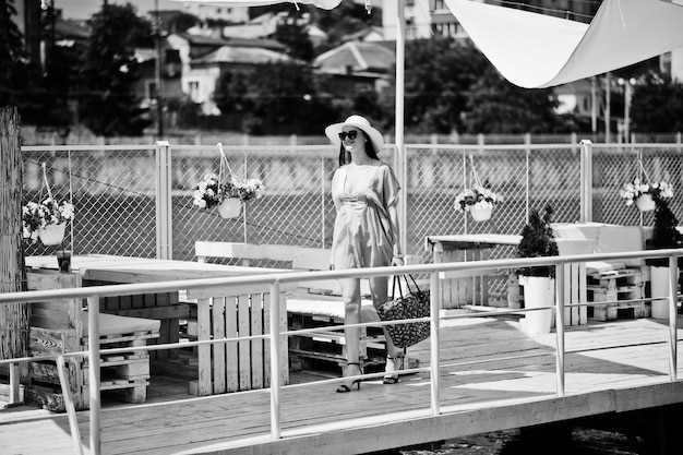 Marina Pearl Oyster Bar – Fresh seafood specials and beverage pairings