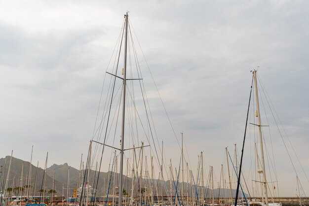 Fractional vs Masthead Rigs: Effects on sail area, handling, and reefing ease