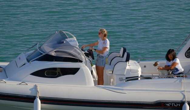 Mobile Apps for Boat Rentals: Pros and Cons